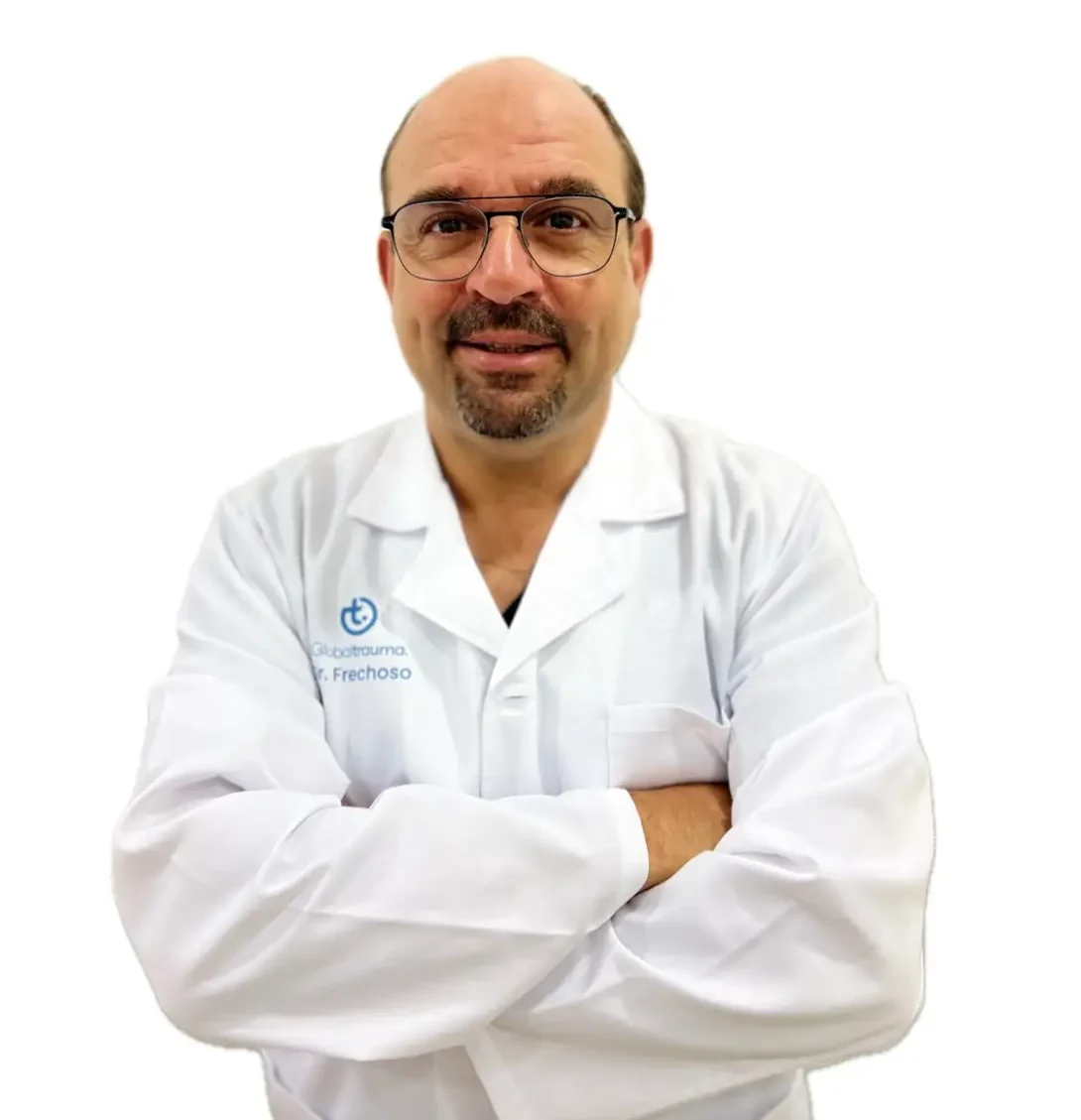 Retrato del Dr. Raúl Frechoso, Licenciado en Medicina y Cirugía, especialista en Traumatología y Cirugía Ortopédica. Destacado por su experiencia en técnicas artroscópicas, cirugía protésica de rodilla y manejo de sistemas Fast-Track. Es también cirujano docente y cuenta con formación avanzada en instituciones internacionales.