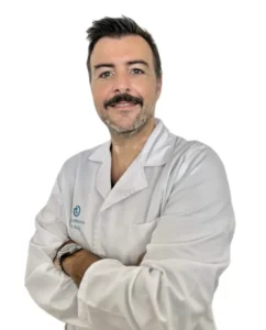 El Dr. Juan Antonio Roig es uno de los traumatólogos más destacados y prometedores de Mallorca, con una sólida formación en Barcelona, donde se especializó junto a los mejores médicos del país. A pesar de su juventud, ha ganado rápidamente reconocimiento por su habilidad y enfoque innovador en el tratamiento de lesiones y patologías del sistema musculoesquelético. El Dr. Roig combina una formación de excelencia con un compromiso por mantenerse a la vanguardia de las técnicas médicas más avanzadas, lo que le ha permitido posicionarse como un referente para pacientes que buscan atención de calidad y resultados excepcionales.