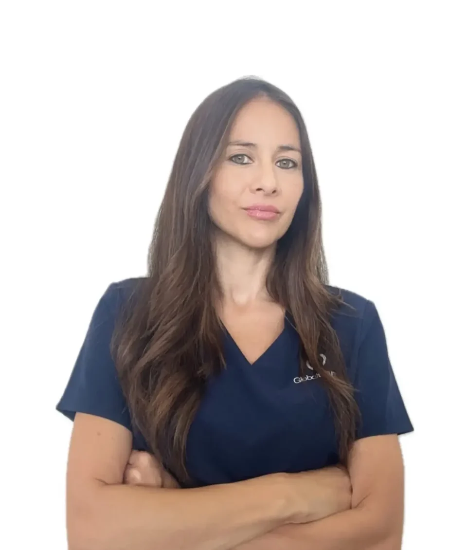 Sara Sung, coordinadora de clínicas del grupo Global Clinics, destacada profesional de la salud con una trayectoria impecable, sonríe mientras se encuentra en un entorno médico, transmitiendo confianza y profesionalismo.