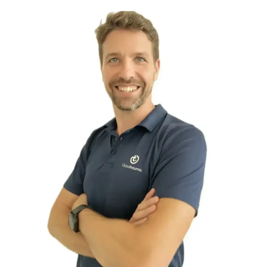 Andreu Galmes, especialista EDE en Global Clinics Palma de Mallorca, atendiendo a un paciente