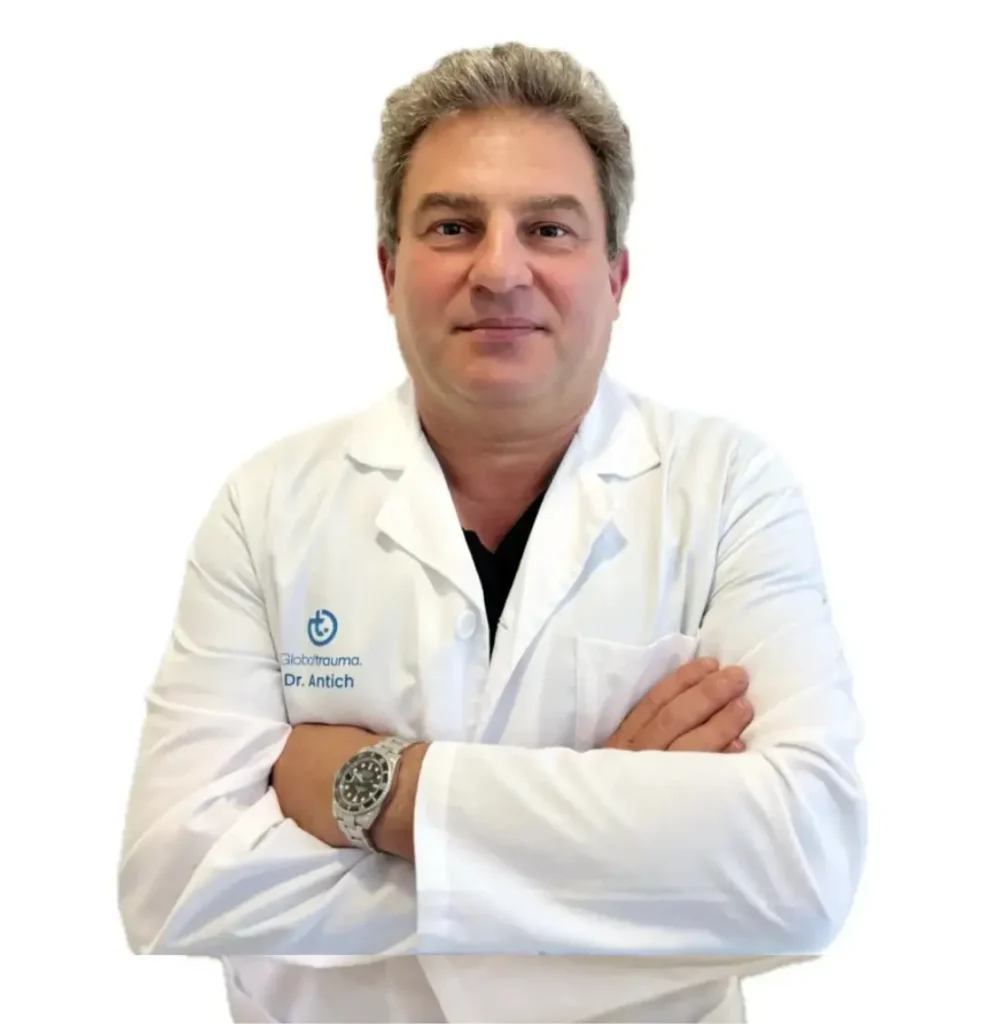 Dr. Pedro Antich, cirujano ortopédico en Global Clinics, Palma de Mallorca, aplicando tratamiento regenerativo con PRP y factores de crecimiento