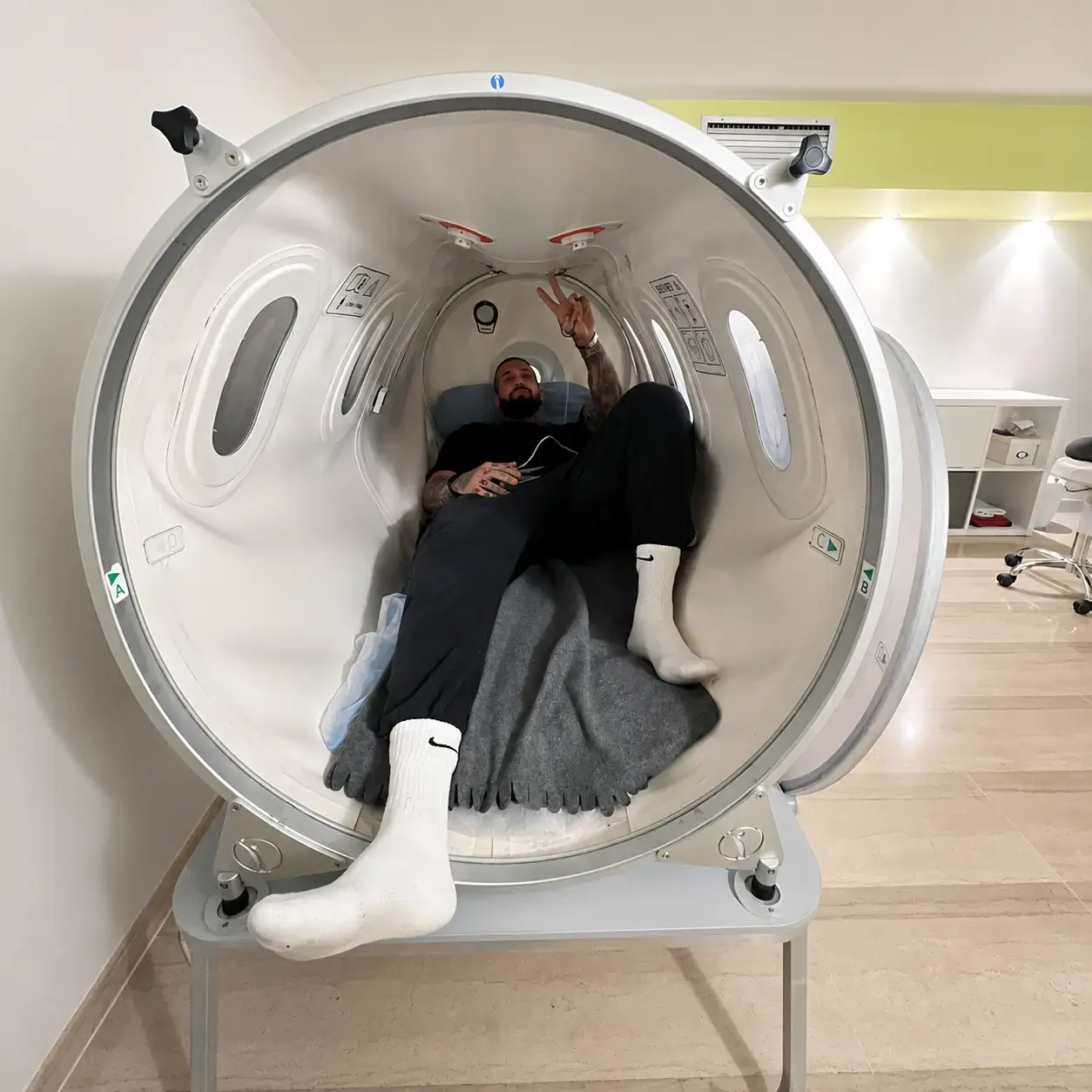 Paciente durante una sesión de Terapia Regenerativa con Cámara Hiperbárica en Palma de Mallorca para favorecer la recuperación y regeneración de tejidos.