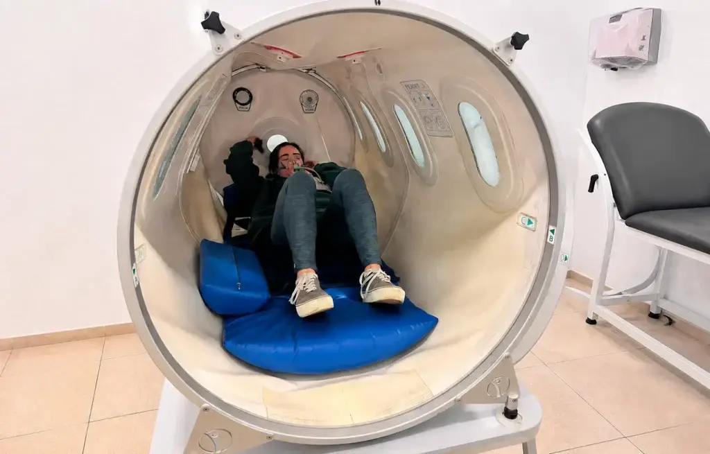 Paciente recibiendo tratamiento en cámara hiperbárica en Global Clinics, Palma de Mallorca.