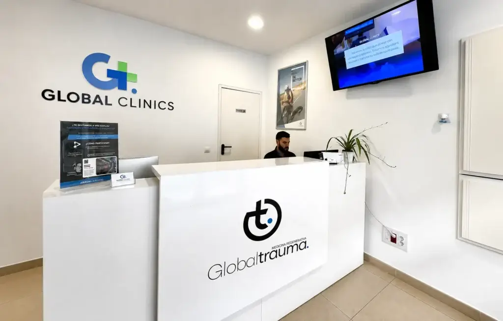 Recepción de clínica traumatologica en Palma de Mallorca con área de atención al paciente y servicios médicos especializados.