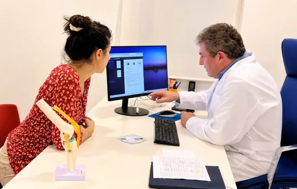Consulta de traumatología en Global Clinics Palma de Mallorca con explicación del diagnóstico al paciente