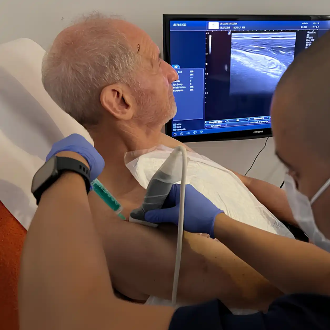 Infiltración guiada por ecografía durante un tratamiento musculoesquelético